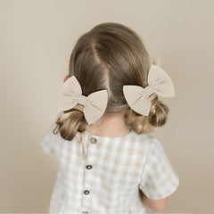 ONENINEDREAM baby bows clip in beige for neutral wardrobe pairing