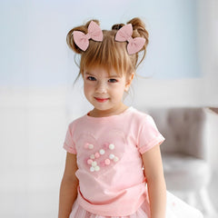 ONENINEDREAM white bow clip adds cute detail while staying in place.