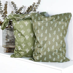 Opgroeie wet-dry bag showing large 11.8x15.75 inch capacity