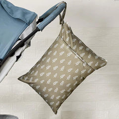 Opgroeie waterproof fabric close-up protecting contents during travel