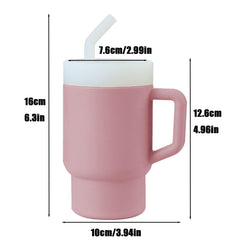 Ergonomic PandaEar handle supports independent drinking for little hands.