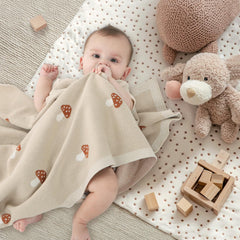 Pinuotu Mushroom Blanket knit close-up reveals soft cotton fibers for delicate skin.
