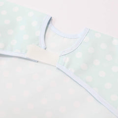 Cotton-trimmed neck on the Plie bib reduces skin irritation.