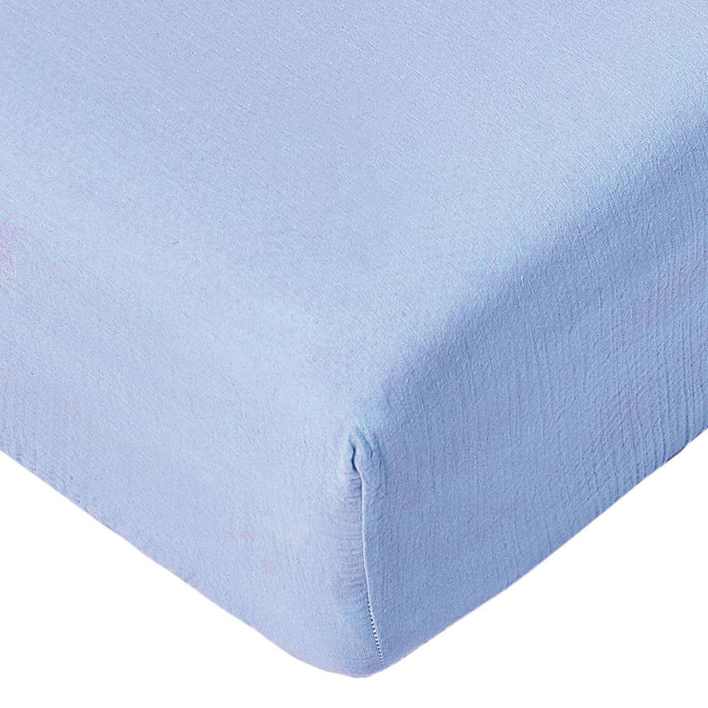 QUENESS Muslin crib sheet in sky blue showing soft, breathable fabric for baby sleep.