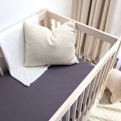 ROMY RO muslin crib sheet – breathable weave for comfort.