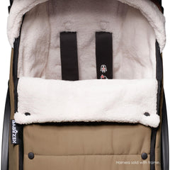 Stokke YoYo Footmuff open-bottom design protects from dirt during outings.