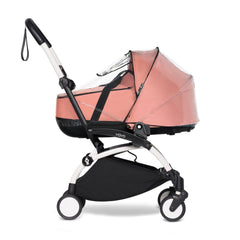 Stokke BABYZEN YOYO rain cover on bassinet for weather protection and quick access.
