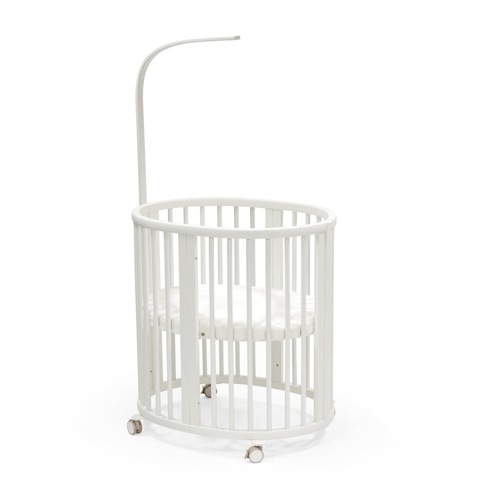 Stokke Sleepi Mini Bundle White bed view emphasizes a breathable sleep setup for infants.