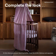 Stokke Sleepi Mini lavender sheet zipper close-up highlighting snug closure.