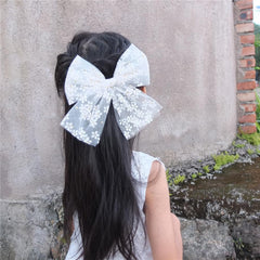 Sugarmelon 6in tulle bow with alligator clip for secure, comfy wear.