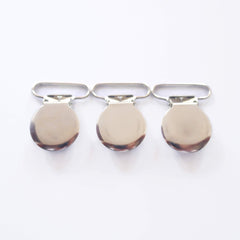 Sutoyuen pacifier clip silver 1in showing teeth insert protects fabric.