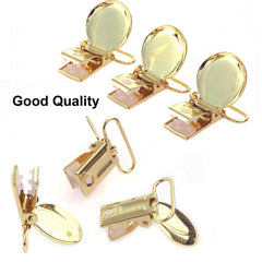 Sutoyuen pacifier clip with plastic teeth protects fabrics during use.
