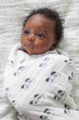 SwaddleDesigns swaddle label with easy steps for confident swaddling
