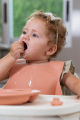 Trompo suction bowl reduces spills during meals for mess-free dining.