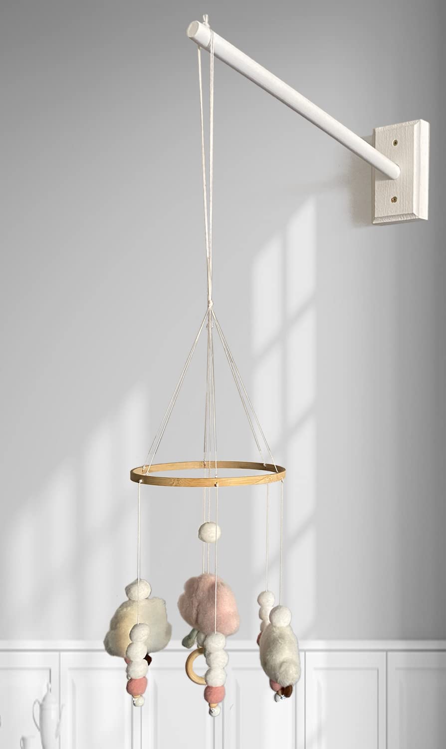 Tuiiopoli mobile wooden arm on crib, space-saving nursery solution.