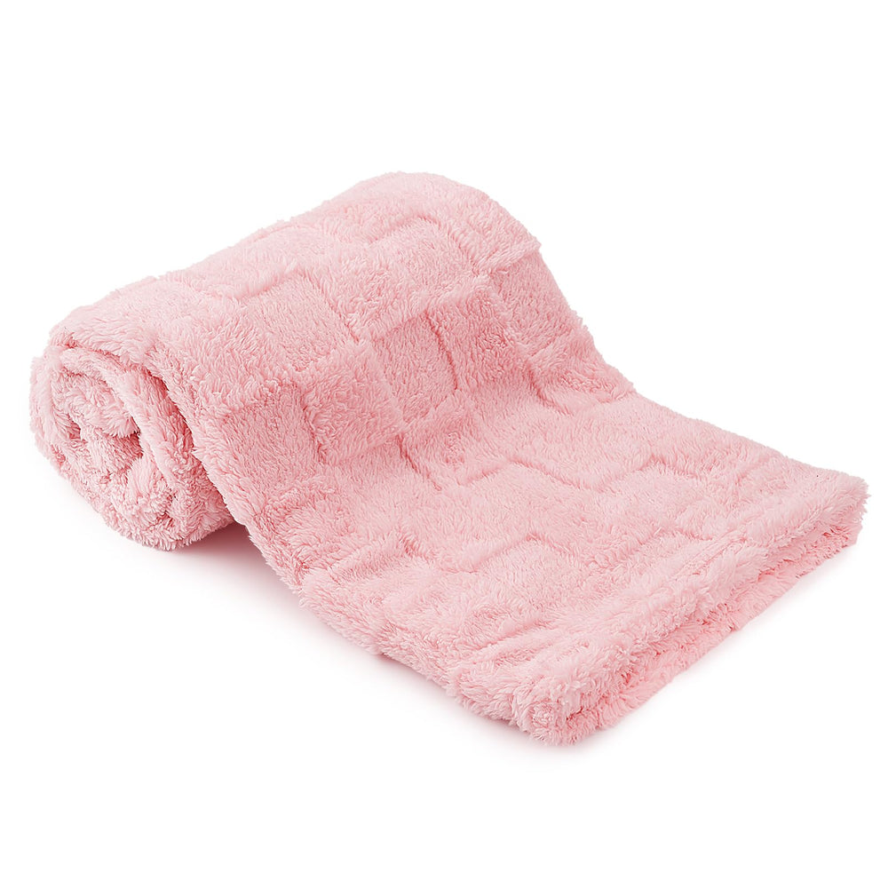VEIDIA plush fleece blanket in pink with square checkered pattern for a cozy nap