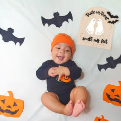 WAWUO Spooky Bat Handprint Sign adds playful texture on shelves