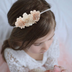 WNYUJOY handmade natural flower detail adds soft, natural charm to any look