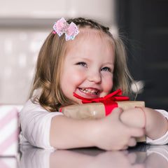 YONHTUTU clip-on bow offers secure grip for ages 2-6