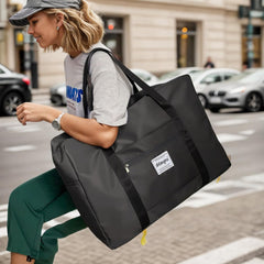 Zhtangrui booster seat bag features water-resistant nylon to protect contents in rain.
