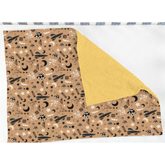 ZoUbqchY vintage western baby blanket with cow skull detail adds charm and softness.
