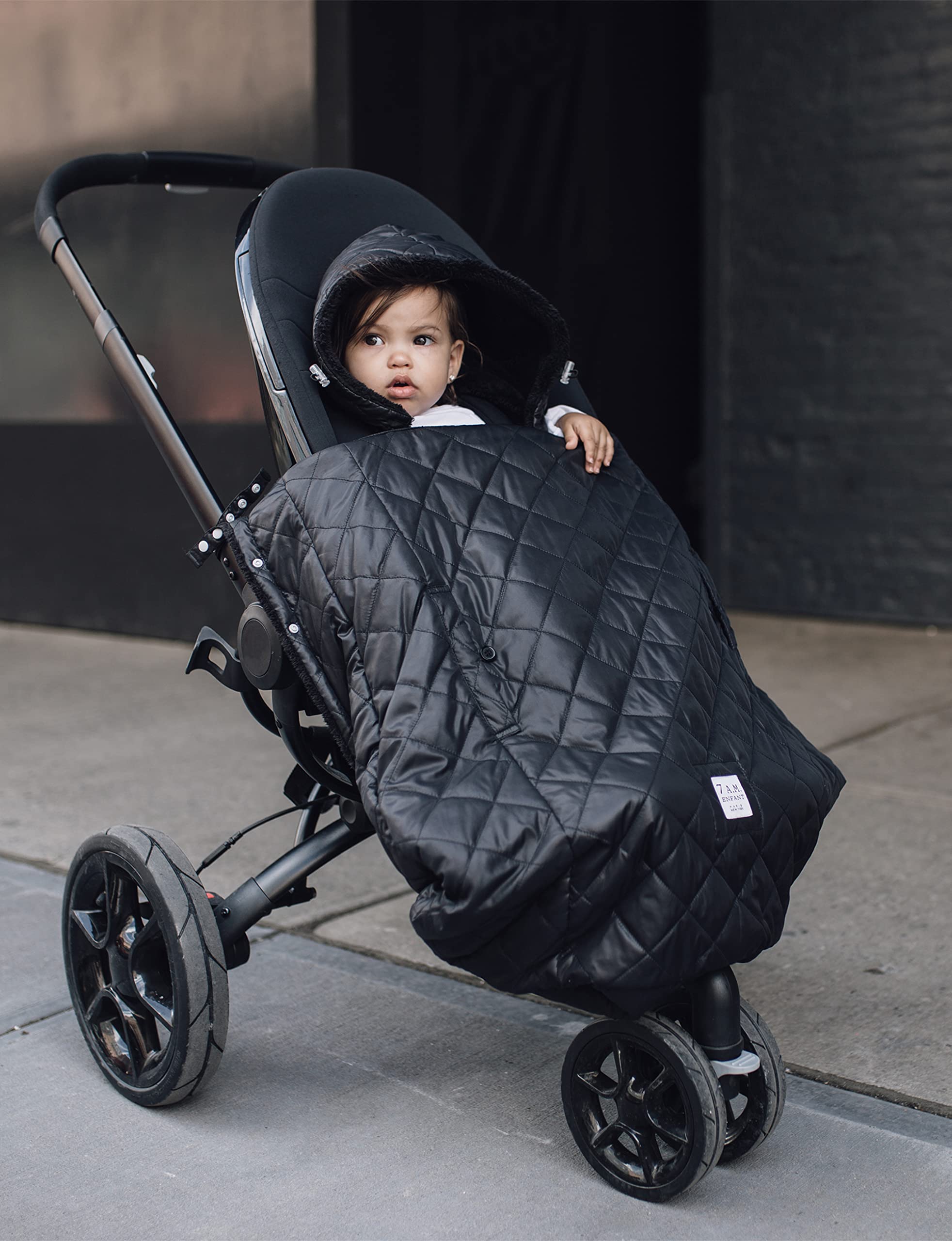 7AM Enfant elasticized pouch supporting baby during cold rides