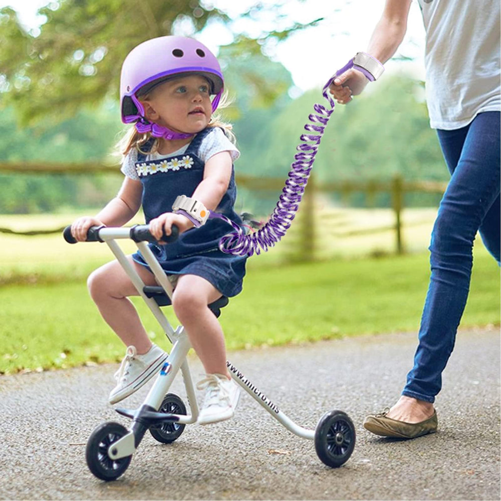 Accmor 360-degree swivel head reduces tangling during child exploration.