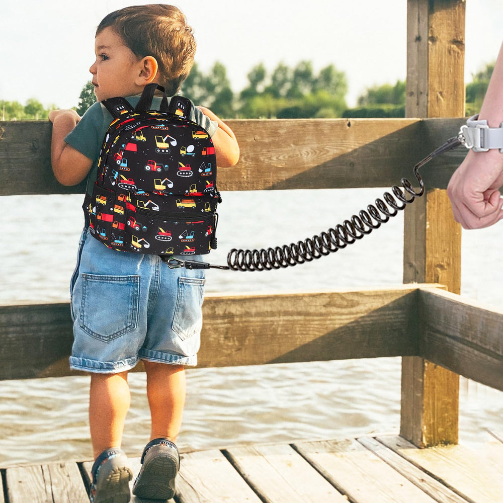 Accmor 4-in-1 backpack with leash and wrist link.
