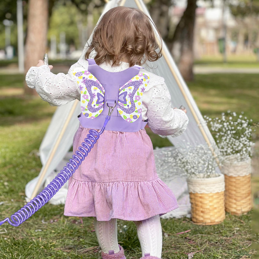 Accmor front-pocket harness photo highlights snack storage during outings.