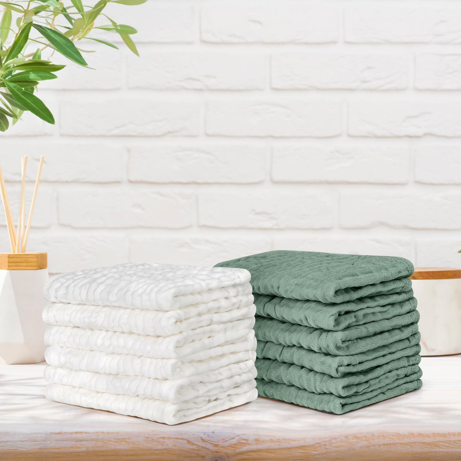 Accmor gift-ready baby shower option with practical, soft burp cloths.