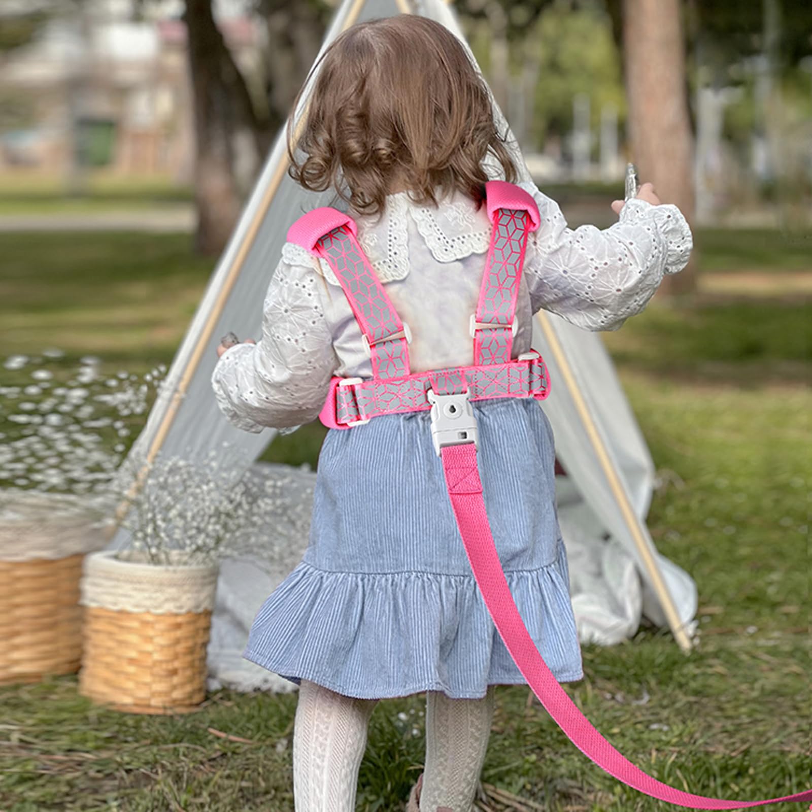 Accmor night visibility design helps you spot your child in low light.