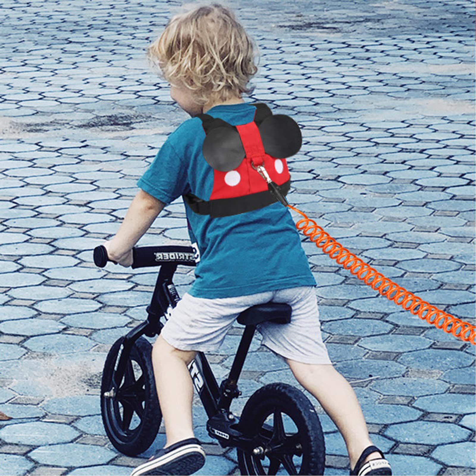 Accmor toddler leash harness in use at mall shows supervised exploration