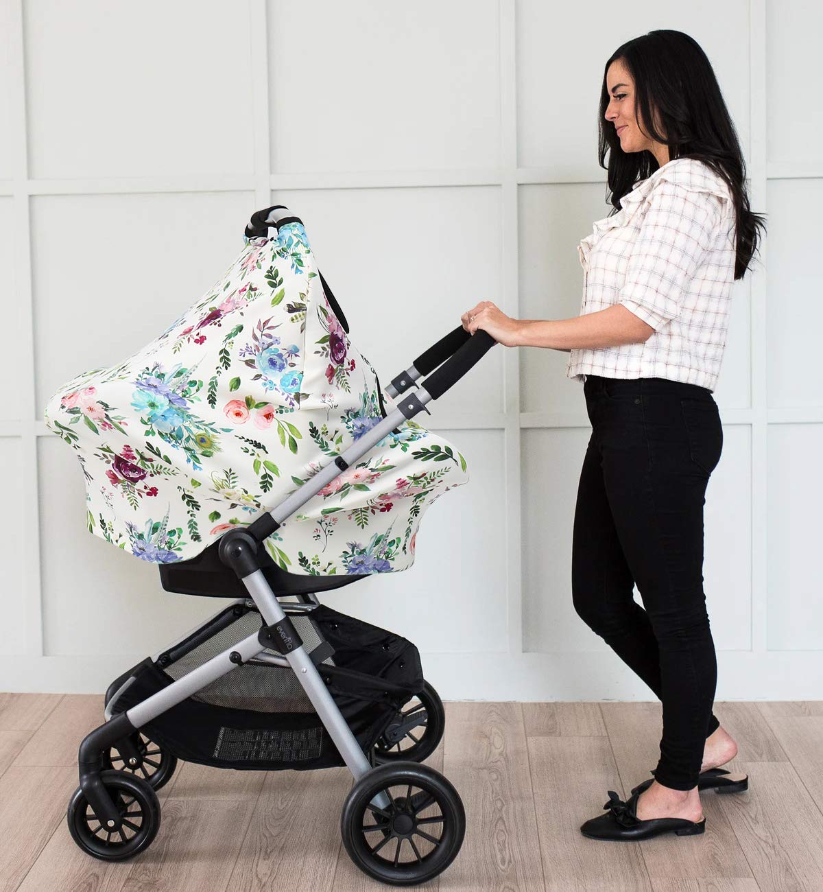 ACRABROS adjustable opening lets you peek at baby without removing the cover.