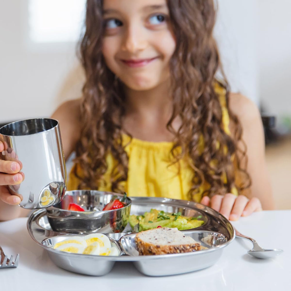 Three-compartment layout helps portioning and variety during lunch or dinner.