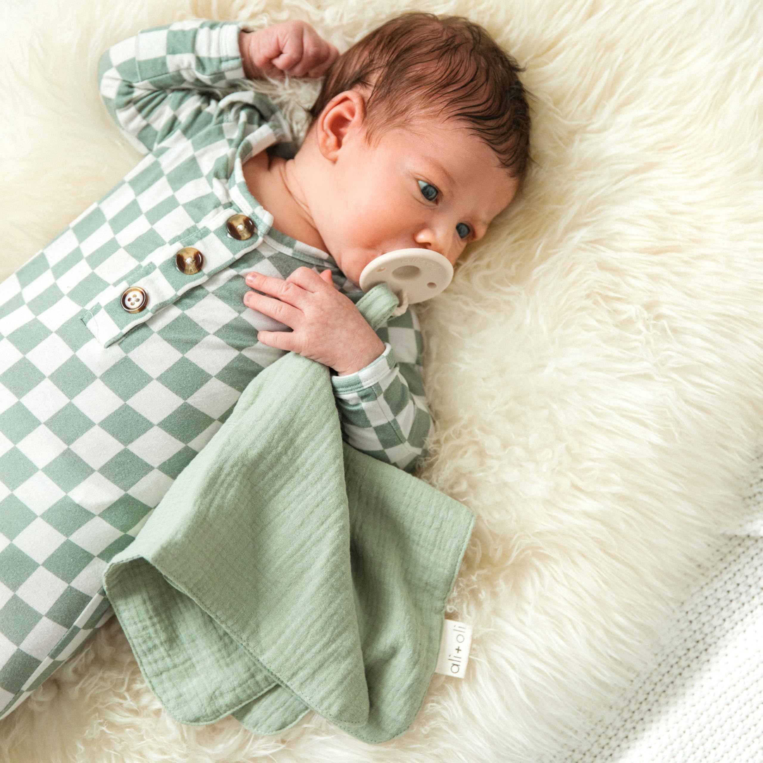 Ali+Oli fabric loop enables easy attachment of accessories.