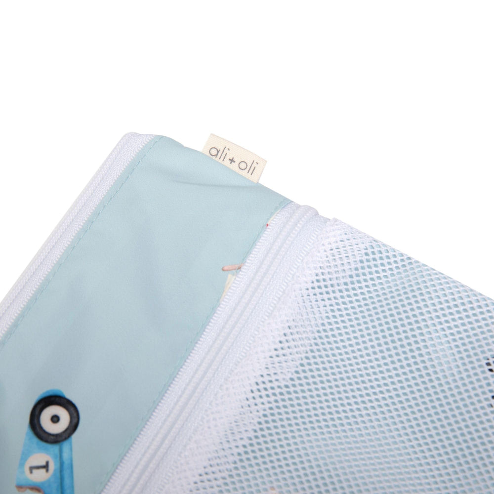Ali+Oli pink satin trim detail adds style to the wet/dry bag.