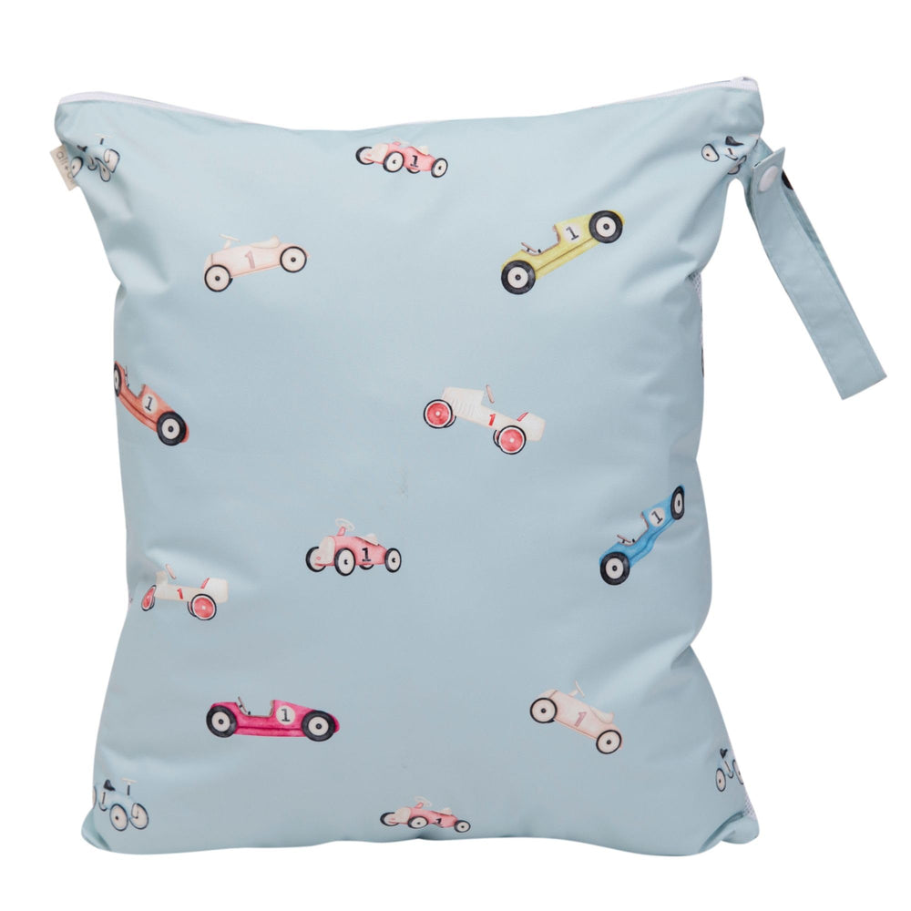 Ali+Oli water-resistant wet/dry bag shown for travel organization and packing.