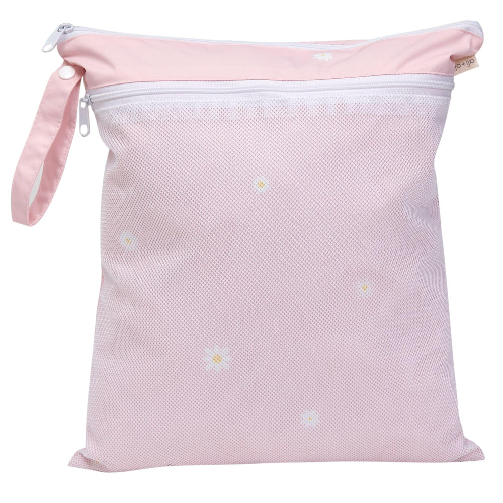 Ali+Oli dual-compartment design keeps wet and dry items separated.