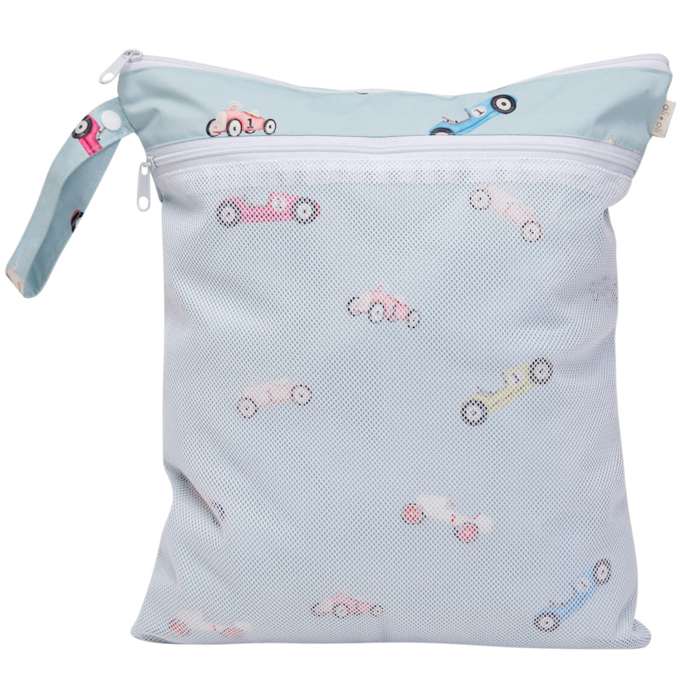 Ali+Oli bag with wrist strap for easy one-handed transport on the go.