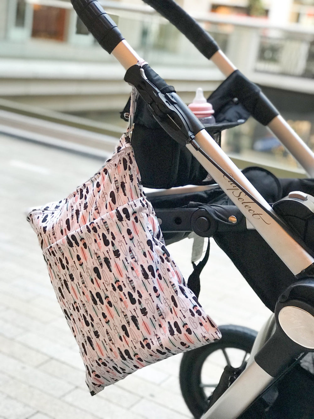 ALVABABY bag with two sealed compartments prevents wet items from leaking.