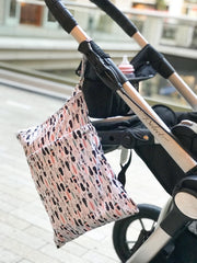 ALVABABY bag with two sealed compartments prevents wet items from leaking.