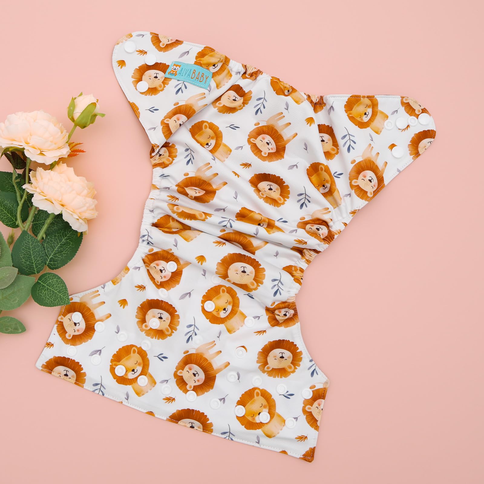 One-size design with snap adjustments for babies 3kg–15kg.