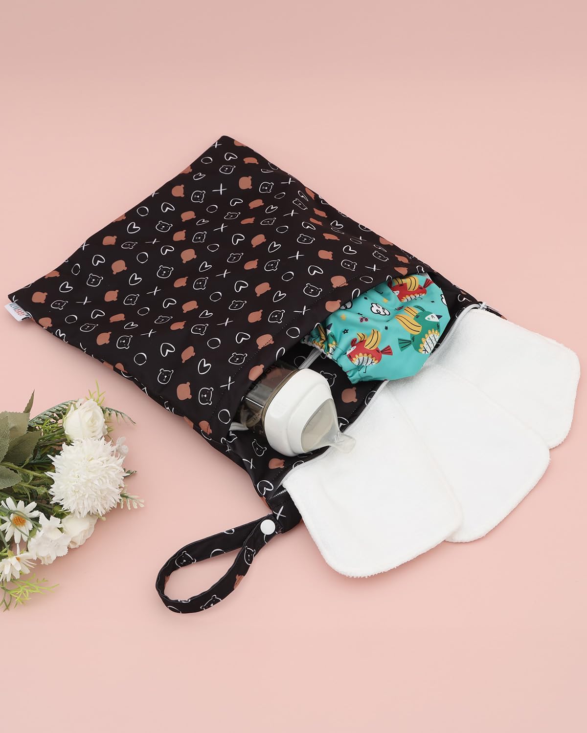 ALVABABY travel set helps organize wet and dry items during busy days.