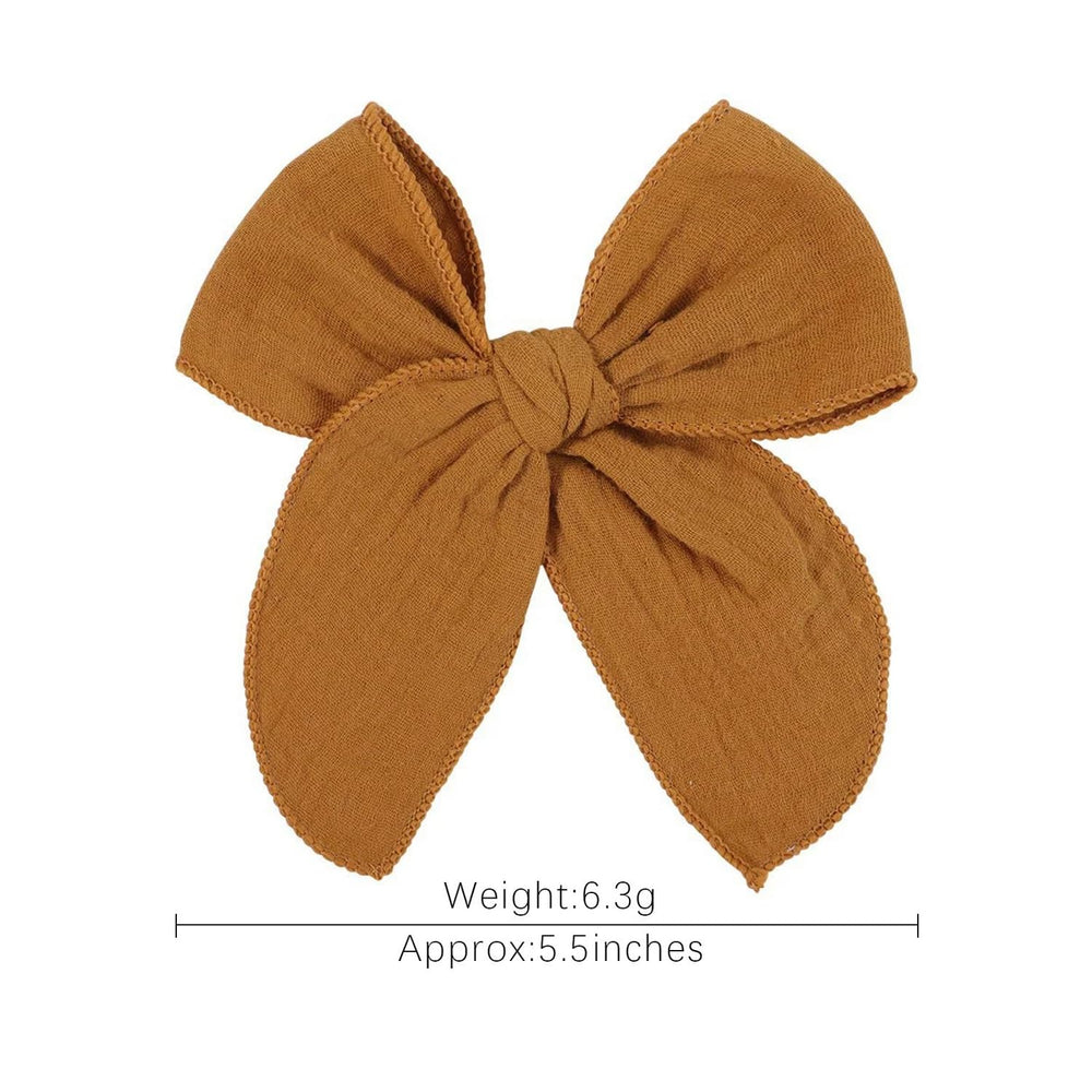 AMYDECOR secure alligator clip keeps hair in place during playtime.