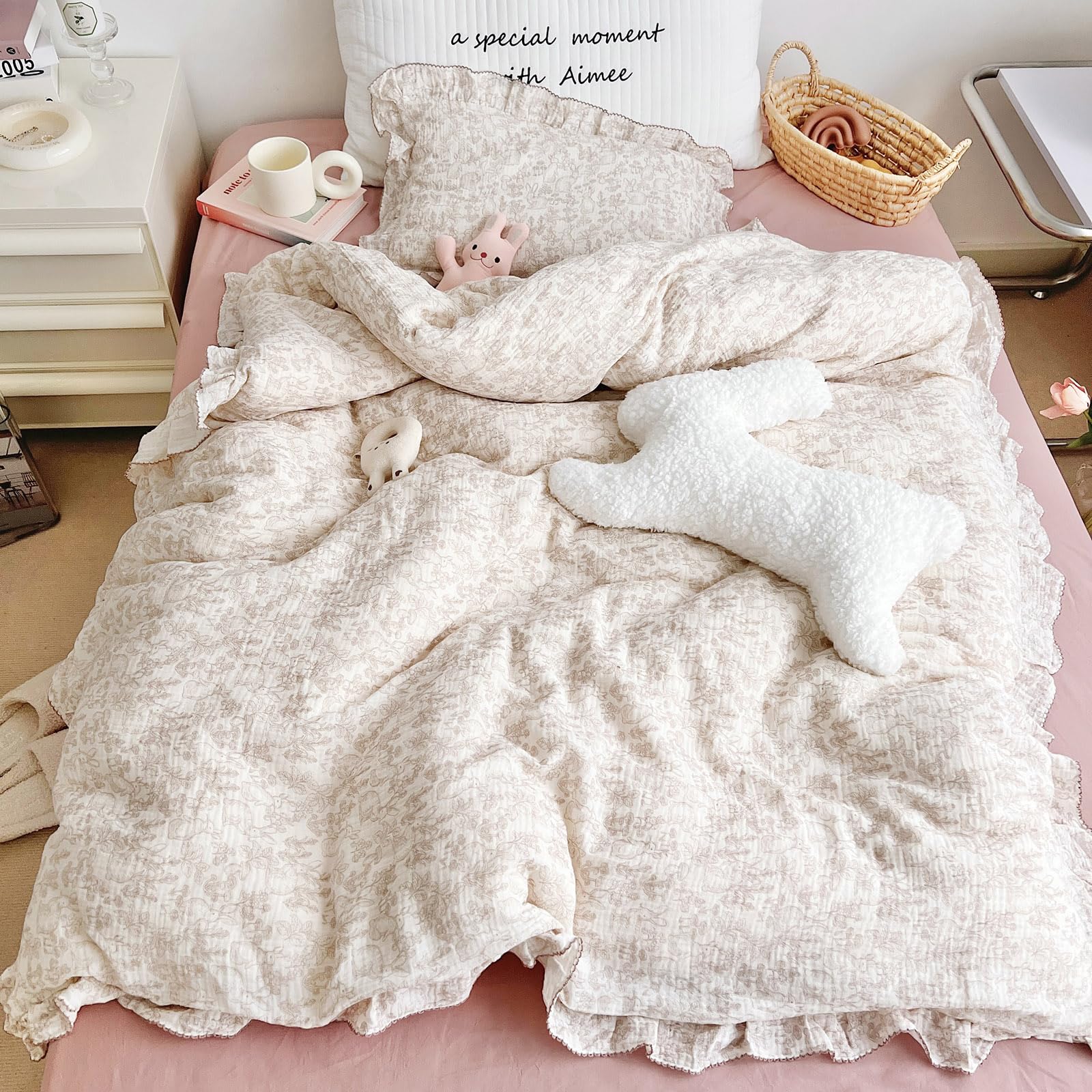 AOJIM kids muslin duvet cover forest pattern close-up, showcasing soft, breathable cotton gauze.