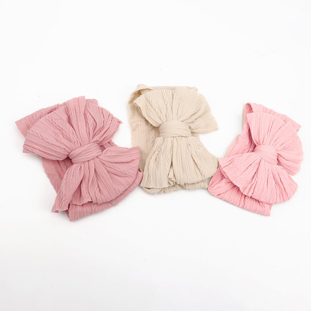 AQOKKA newborn-photoshoot headband ideal for family portraits.