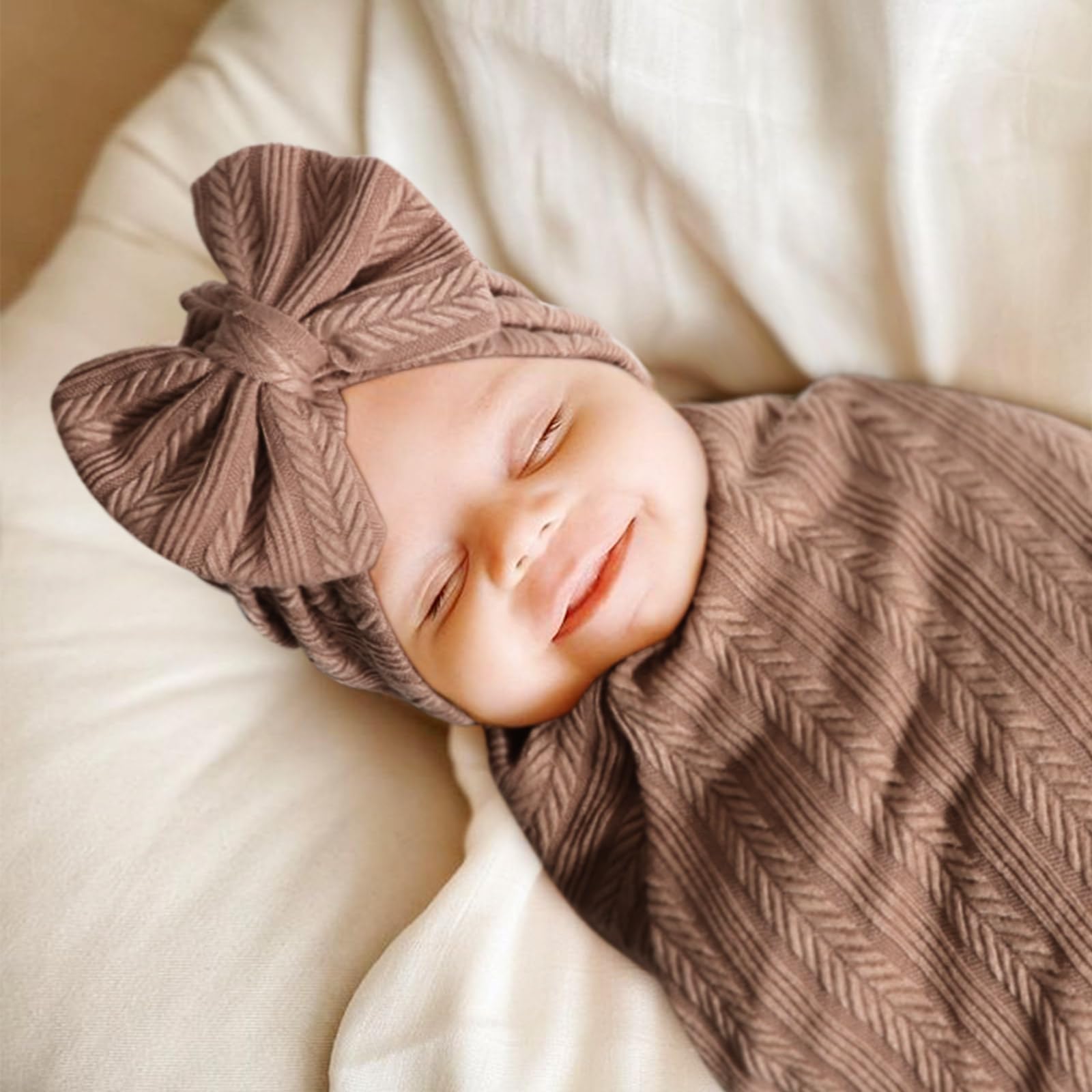AQOKKA 80x80 cm swaddle blanket perfect for secure wraps.