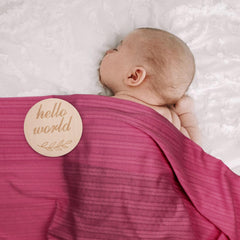 AQOKKA wooden birth sign offers a memorable keepsake.