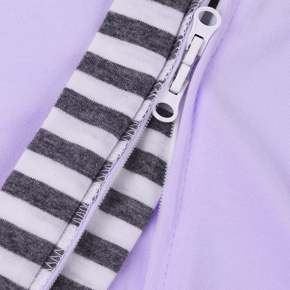 The aQuooky silent double zipper enables quiet diaper changes without waking baby.