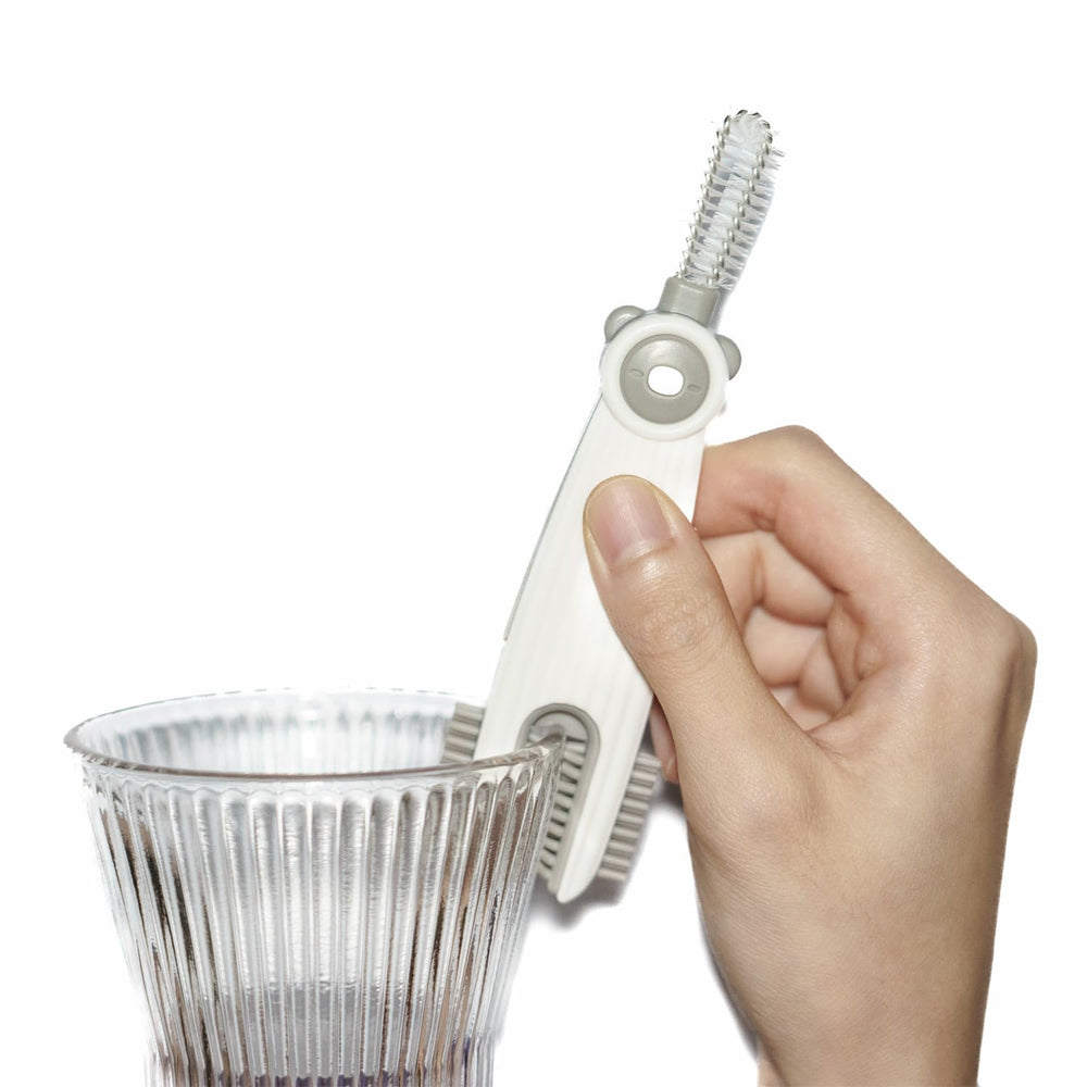 Ariseno cup-mouth brush reaches into cups to remove residues.